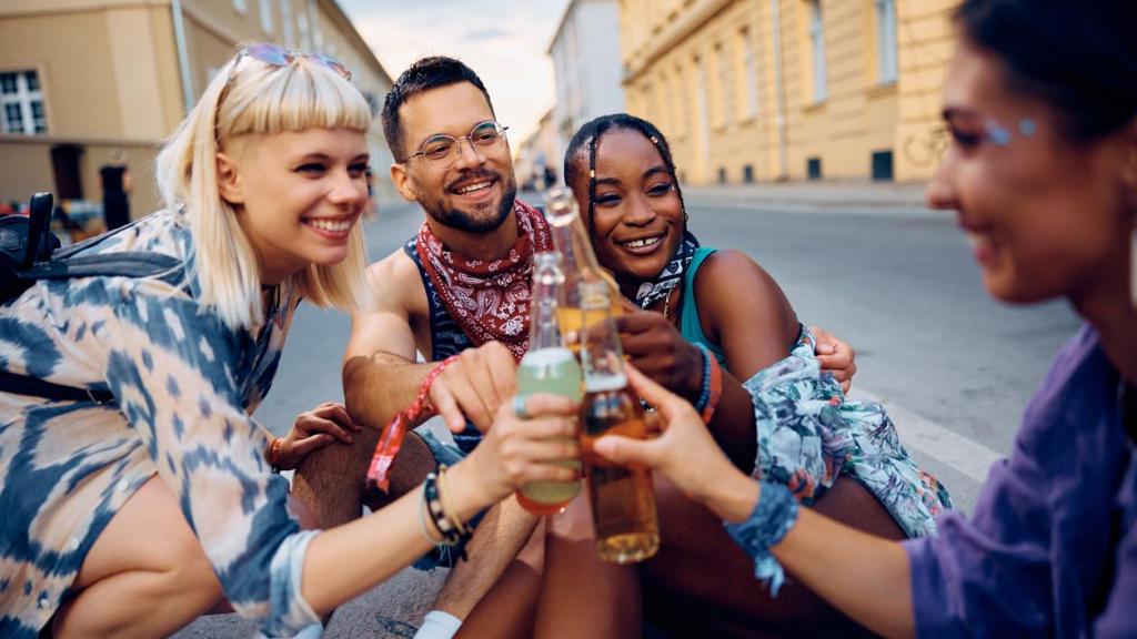 El 69% de los jóvenes prefiere bebidas en vidrio en bares y el 70% elige productos en vidrio en supermercados.