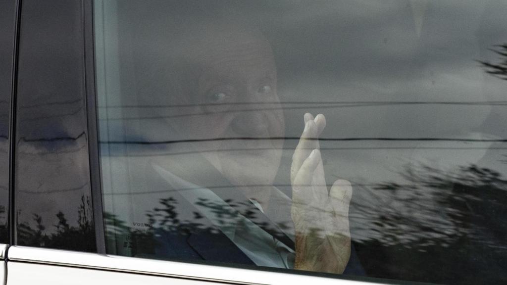 El Emérito saluda a las cámaras en su cuarta visita a Galicia, donde tiene previsto disfrutar del deporte de la vela.