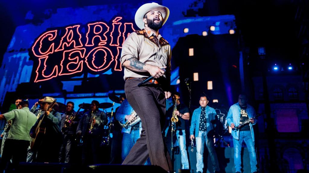 Carín León, durante el concierto en el Icónica Santalucía Sevilla Fest.