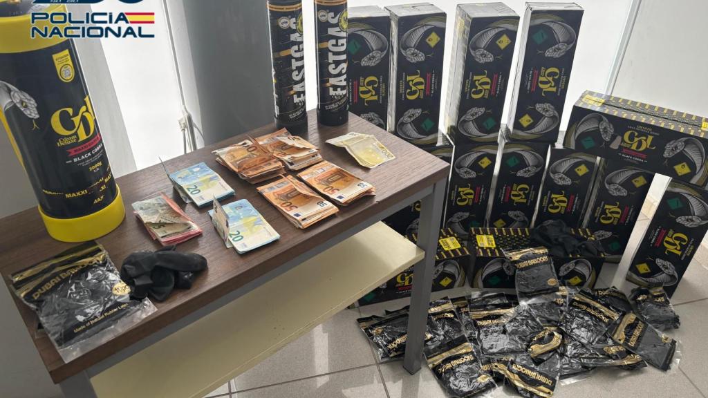 Las botellas de gas de la risa incautadas por la policía.