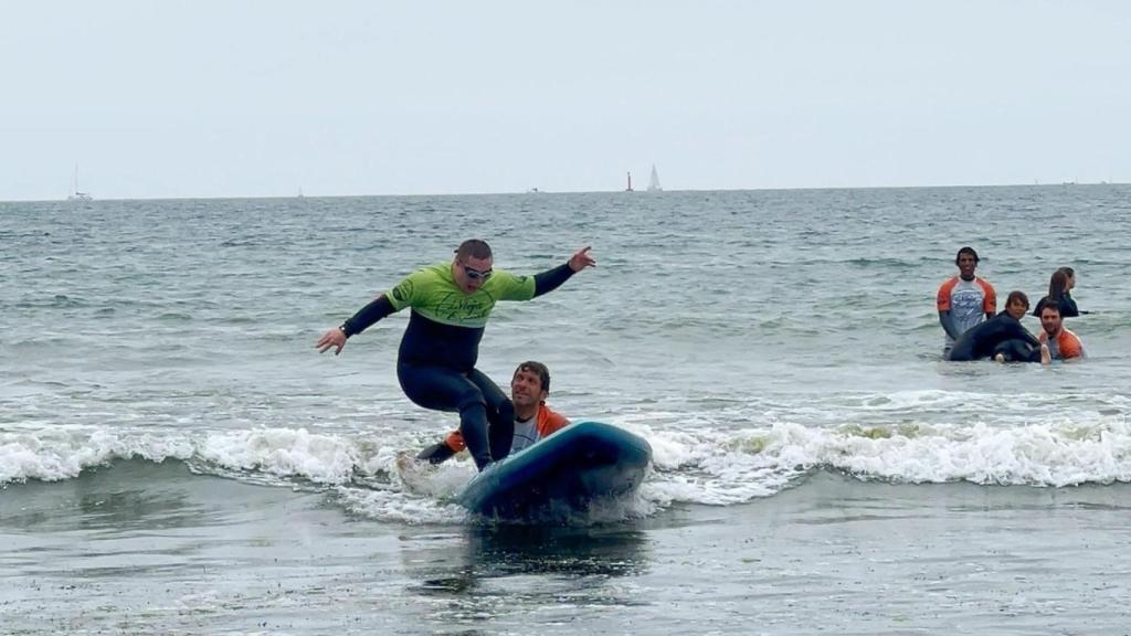 Jornada de surf inclusivo en Bastiagueiro.