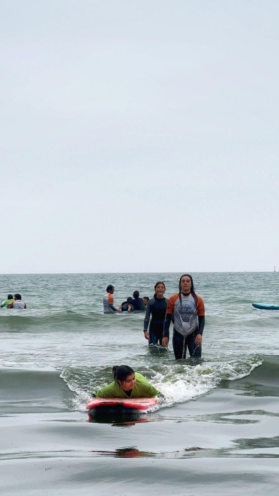 Jornada inaugural del programa de surf inclusivo de la Fundación Amador de Castro.