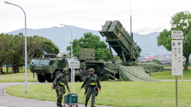 El sistema de defensa antiaérea Patriot de Taiwán está desplegado en un parque durante los ejercicios anuales Han Kuang en Taipéi, Taiwán, el 11 de julio de 2025.