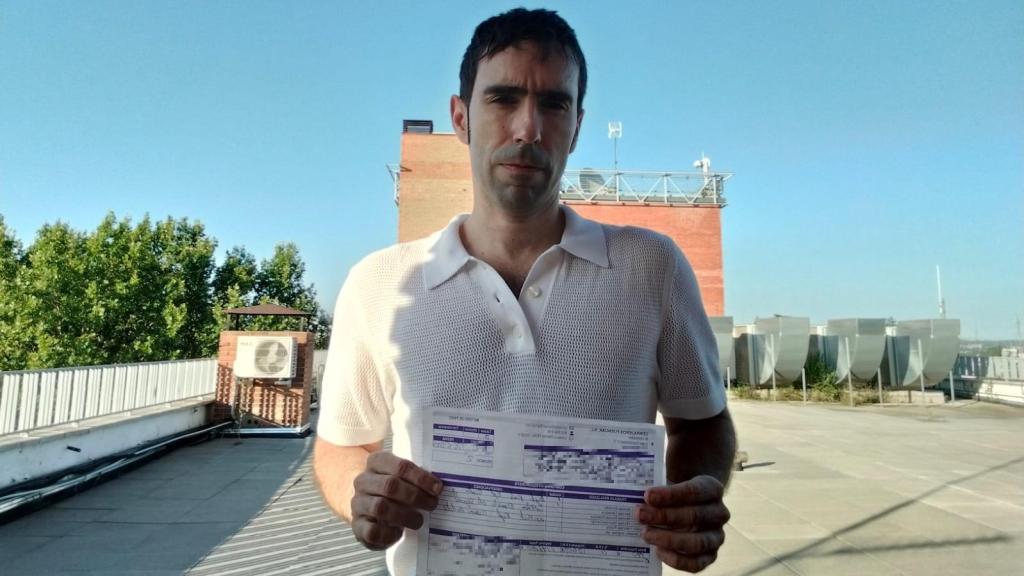 Fernando, un estafado por las prácticas y precios abusivos de una empresa de cerrajería, con la presunta factura del servicio.