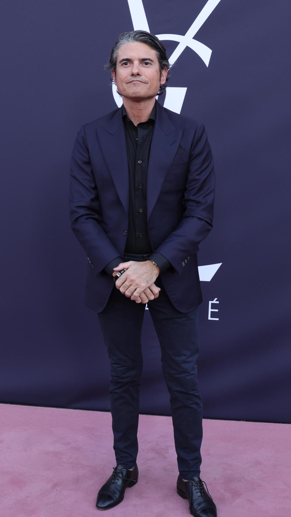 Julián Porras posando en el photocall durante el evento.