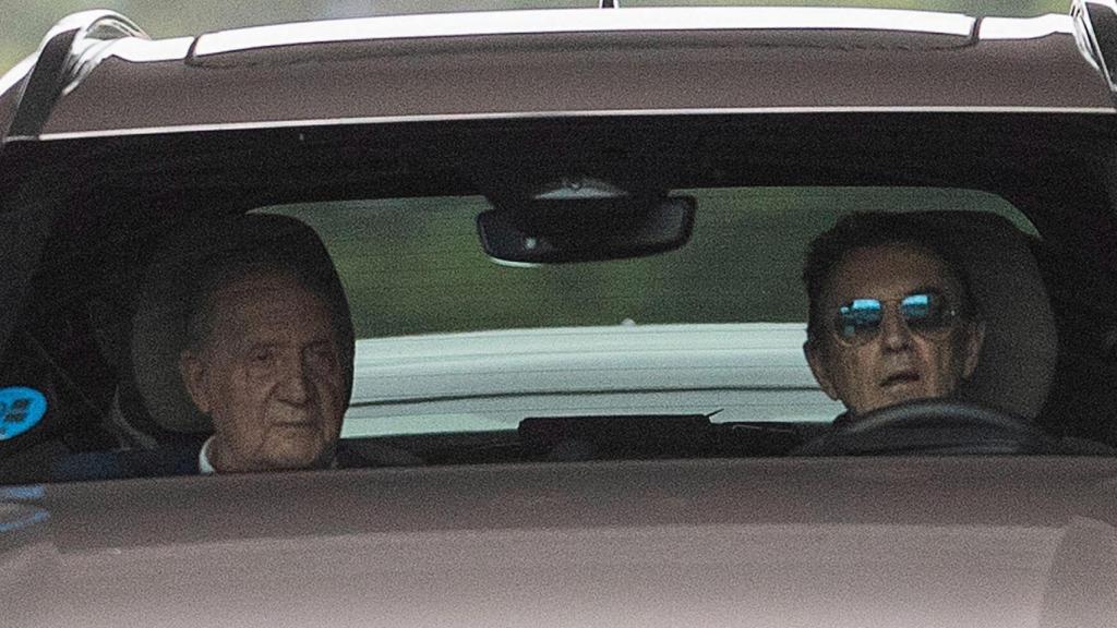 El rey Juan Carlos I, en el vehículo de su amigo Pedro Santos, se traslada desde el aeropuerto de Vigo hasta Sanxenxo.