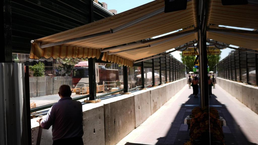 Un vecino observa las nuevas plataformas.