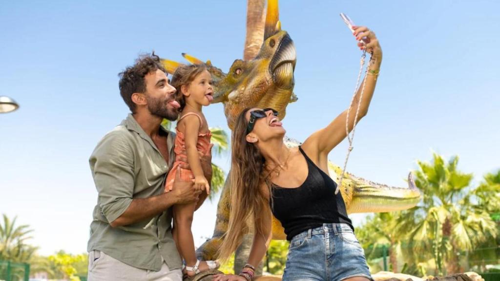 Una familia disfrutando del camping.