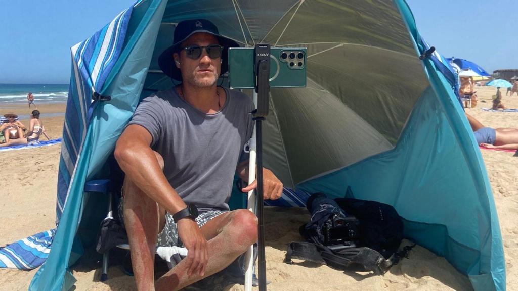 Raúl García, en una jornada de trabajo en la playa.