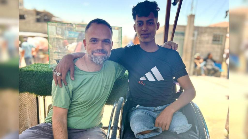 Raúl Incertis, anestesista en Gaza, con Suleiman, de 16 años amputado por una bomba israelí. Cedida