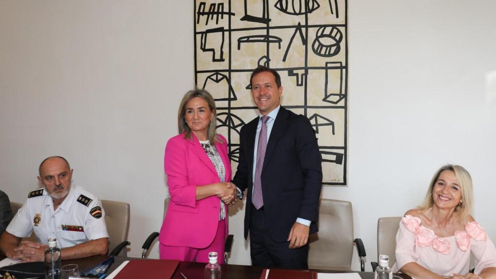 Tolón y Velázquez estrechan sus manos tras la firma de la adhesión de Toledo al sistema VioGén.