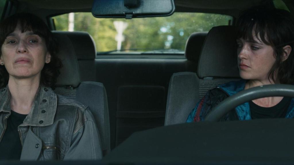 Ariadna Gil y Susana Abaitua en 'Un fantasma en la batalla'