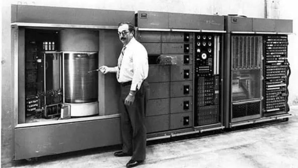 Una imagen del IBM 305 RAMAC, primer disco duro de la historia.