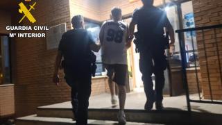 La Guardia Civil, durante el momento de la detención.