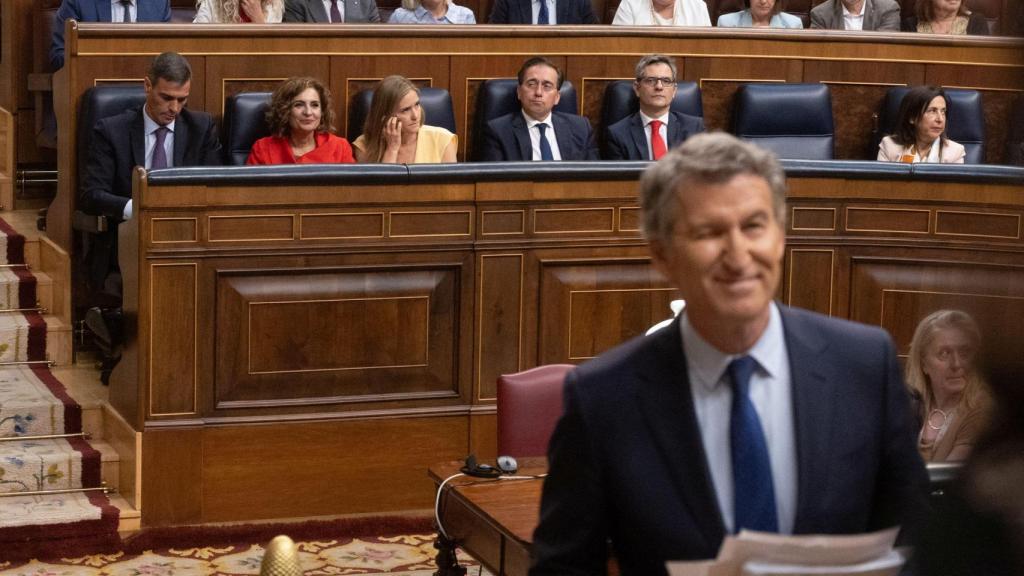 Feijóo, de espaldas a la bancada del Gobierno y los escaños de los diputados socialistas.