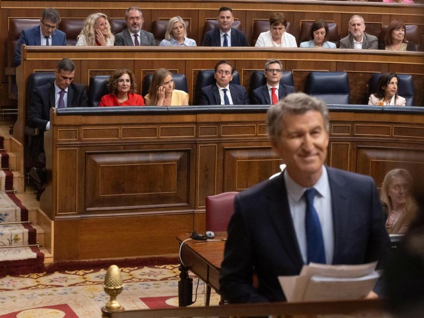 Feijóo, de espaldas a la bancada del Gobierno y los escaños de los diputados socialistas.