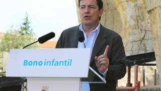 El presidente de la Junta, Alfonso Fernández Mañueco, acompañado de la consejera de Familia e Igualdad de Oportunidades, Isabel Blanco; y del Secretario-Director de la fundación Eusebio Sacristán, entre otros, presenta el Bono Infantil, entre otras medidas en materia de conciliación familiar en Castilla y León