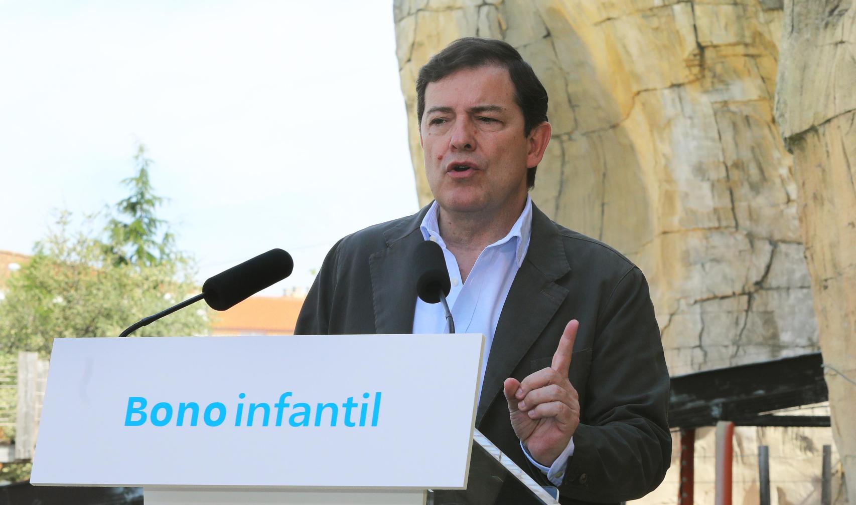 El presidente de la Junta, Alfonso Fernández Mañueco, acompañado de la consejera de Familia e Igualdad de Oportunidades, Isabel Blanco; y del Secretario-Director de la fundación Eusebio Sacristán, entre otros, presenta el Bono Infantil, entre otras medidas en materia de conciliación familiar en Castilla y León