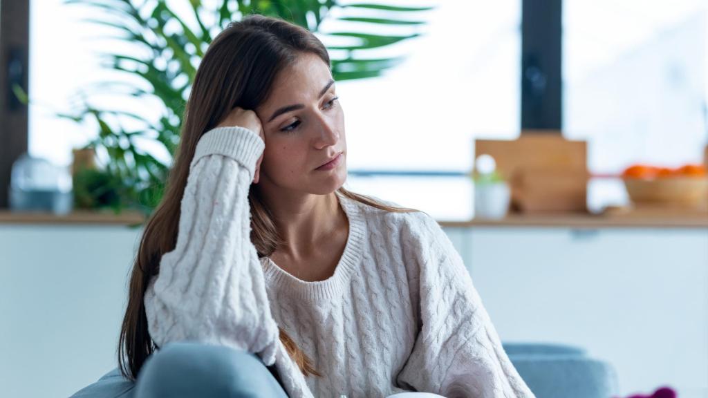 Imagen de archivo de una mujer triste.