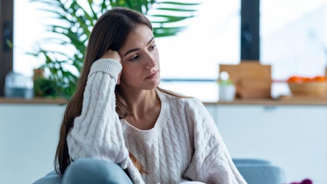 Imagen de archivo de una mujer triste.