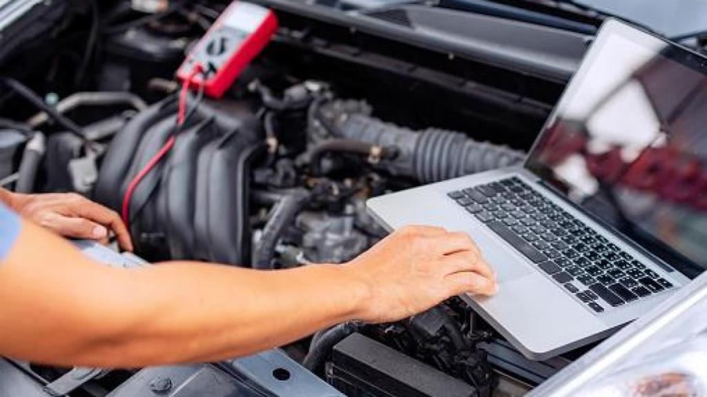 Imagen de la revisión de un vehículo.