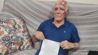 Domingo, este jueves, en el salón de su casa en Torre Pacheco, mostrando la denuncia que ha presentado por su agresión.