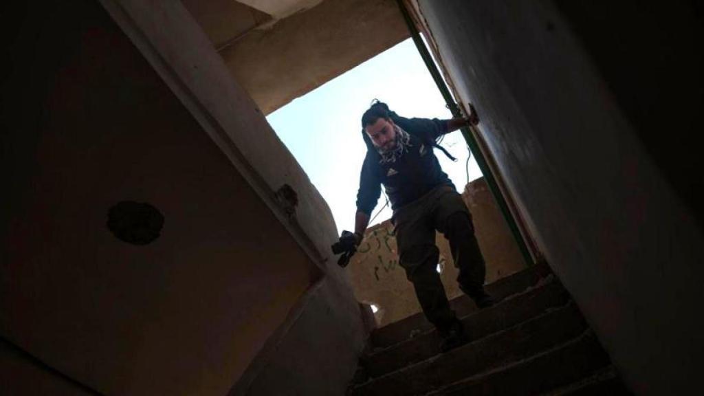 Antonio Pampliega apenas esquivando unas balas en Deir Ez-zor, Siria. Foto: Antonio Pampliega