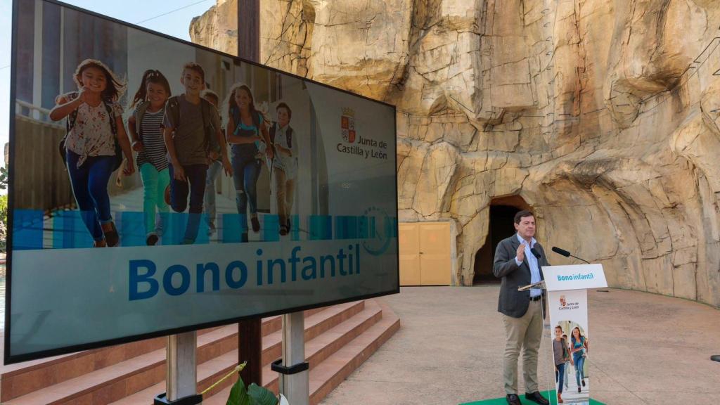 El presidente de la Junta de Castilla y León, Alfonso Fernández Mañueco, ha presentado este viernes el nuevo 'Bono Ifantil'