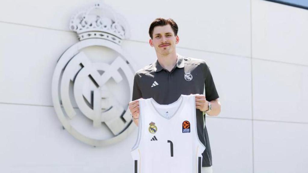 David Krämer posa con la camiseta del Real Madrid.