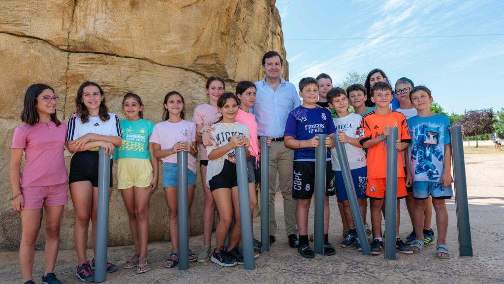 Alfonso Fernández Mañueco junto a varios niños en el Parque Multiaventuras 'La Roca' de Palencia