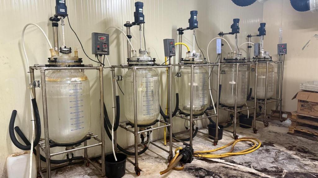 Imagen del interior del laboratorio de MDMA en Tarragona, el mayor hallado nunca en España.