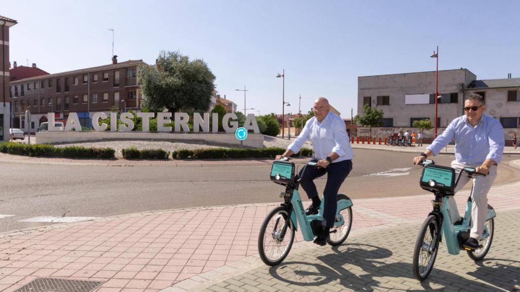 Jesús Julio Carnero y Alberto Redondo con las bicis en La Cistérniga
