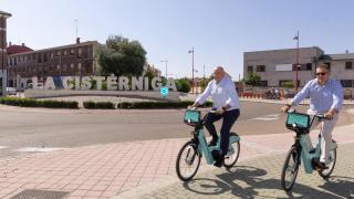 Jesús Julio Carnero y Alberto Redondo con las bicis en La Cistérniga