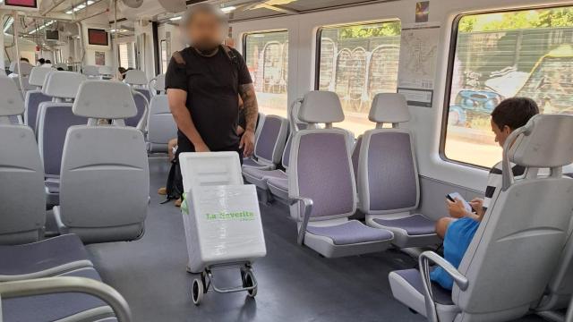 Vendedor ambulante de agua y refrescos en los trenes de Renfe en el mes de julio de 2025.
