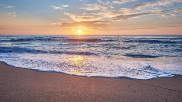 Atardecer en una playa de Fisterra (A Coruña)