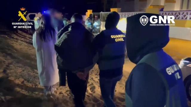 Agentes durante la operación entre España y Portugal.