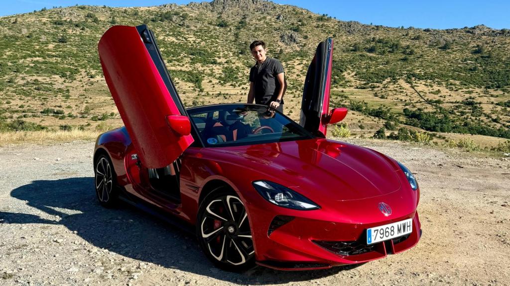 Imagen de Diego Soria junto al modelo.