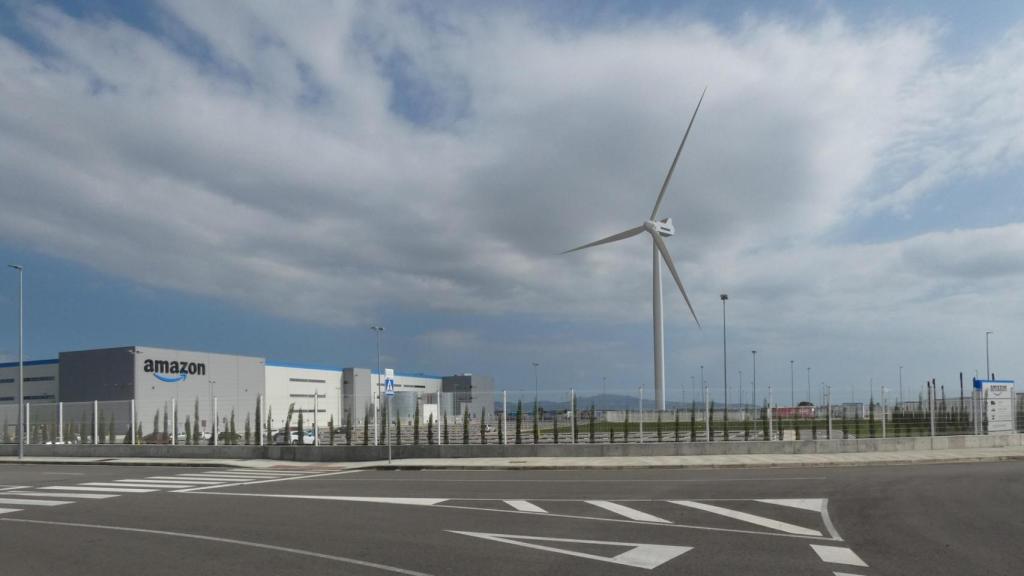 Amazon instala 2,2 MW eólicos para autoconsumo en su centro logístico de Girona, para tener un suministro 100% renovable