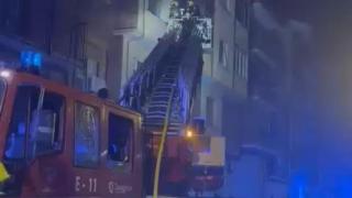 Momento en el que los bomberos tratan de acceder a la vivienda