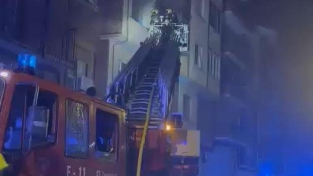 Momento en el que los bomberos tratan de acceder a la vivienda