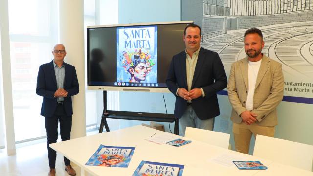 El alcalde de Santa Marta de Tormes David Mingo, junto al concejal de fiestas, Juan Carlos Bueno, y Norberto Flores, concejal de juventud, en la presentación del programa