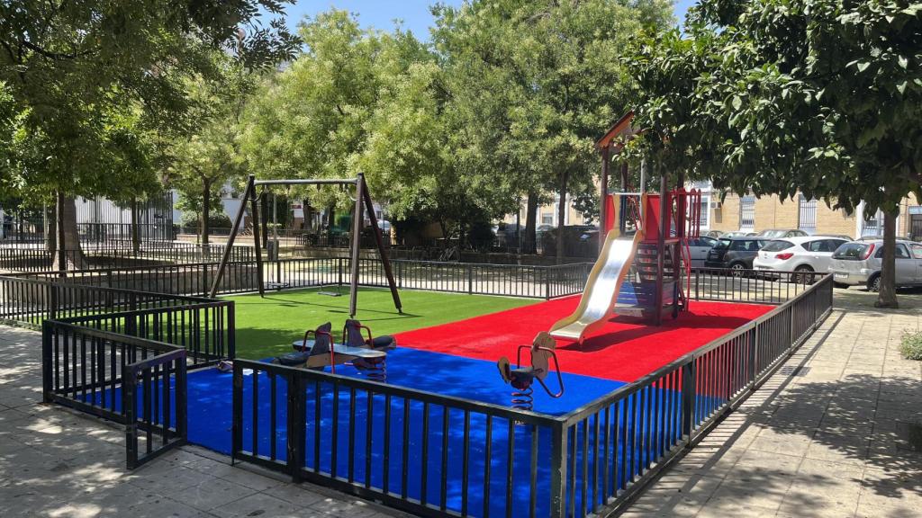 Zona de juegos infantil renovada.