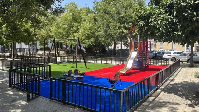 Zona de juegos infantil renovada.