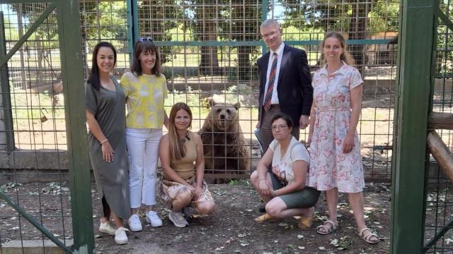 Miembros de la Fundación Faada, Pacma y el Ayuntamiento de León posan con uno de los osos