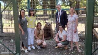 Miembros de la Fundación Faada, Pacma y el Ayuntamiento de León posan con uno de los osos