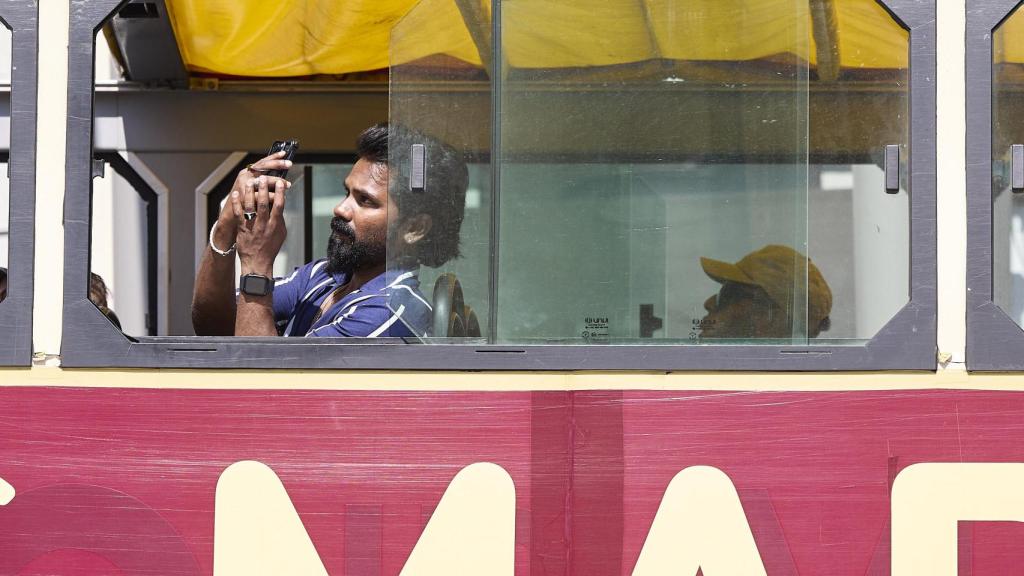 Una persona en un bus turístico, a 2 de septiembre de 2024, en Madrid (España).