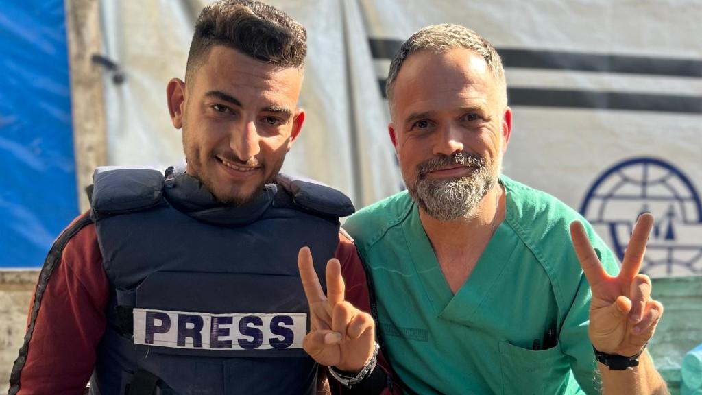 Raúl Incertis, anestesista en Gaza, con Bader Tabash, periodista gazatí. Cedida