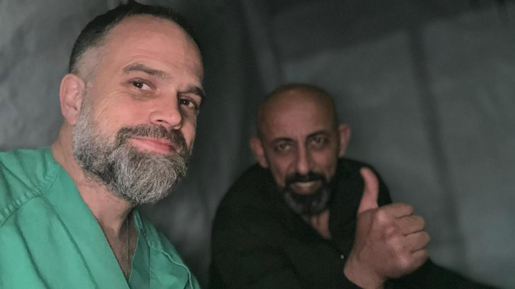 El anestesista valenciano Raúl Incertis con el Dr. Mohammed Daher, en Jabalia. Cedida
