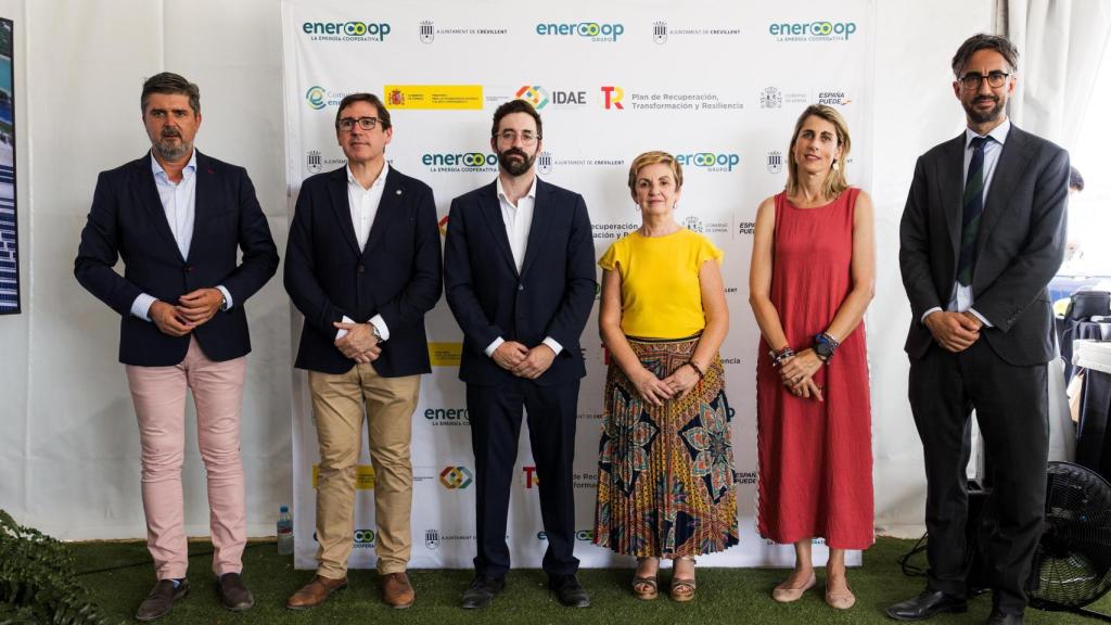 De izda a dcha. Joaquín Mas, director general de Enercoop, Guillermo Belso Candela, presidente de Enercoop, Joan Groizard, secretario de Estado de Energía, autoridades regionales y locales, y Clemente Mata Tapia, director general del IDAE.