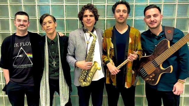 El saxofonista de jazz y cantante Antonio Lizana (c), posando con su banda.